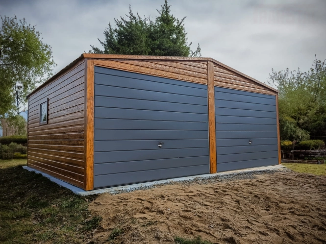 garaz-blaszany-drewnopodobny-6x5,8m-matowy-grafit-dab-rustykalny-dwuspadowy-profil-low.jpg