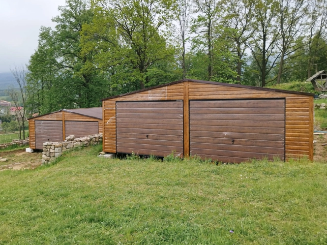 garaz-blaszany-7x6-orzech-dab-rustykalny-swietliki-rynny-1.jpg