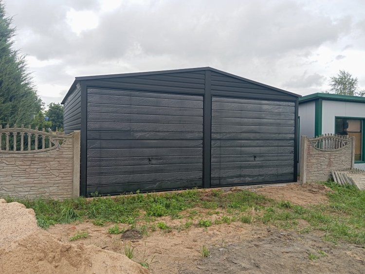 Garaż blaszany dwuspadowy o wymiarach 6x6m w kolorze Matowa Czerń