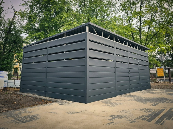 wiata-smietnikowa-6x4,5m-grafit-czesciowe-oblachowanie-4.jpg