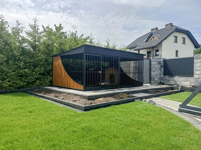 kojec-dla-psa-4x2,5m-matowa-czern-buda-xxl-odeskowane-boki-3-zloty-dab-l.jpg