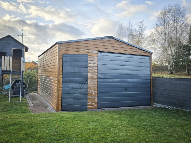 garaz-blaszany-drewnopodobny-4,5x5,5m-z-furtka-dab-grafit-1.jpg