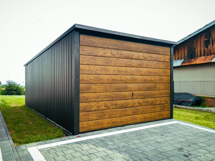 garaz-blaszany-3x5-matowa-czern-dab-rustykalny-spad-tyl-l.jpg