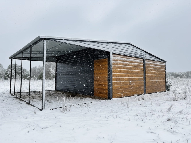 garaz-blaszany-z-wiata-9x6m-matowa-czern-dab-rustykalny-furtka-1-zima.jpg