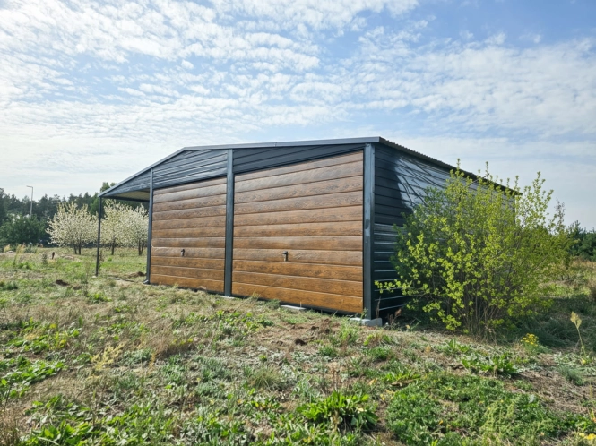 garaz-blaszany-z-wiata-9x6m-matowa-czern-dab-rustykalny-furtka-1-wiosna.jpg