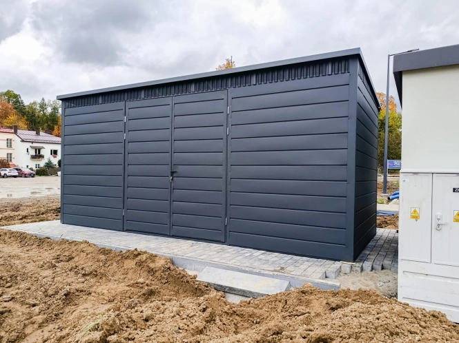 wiata-smietnikowa-5,5x2,5m-pelna-zabudowa-grafit-1.jpg