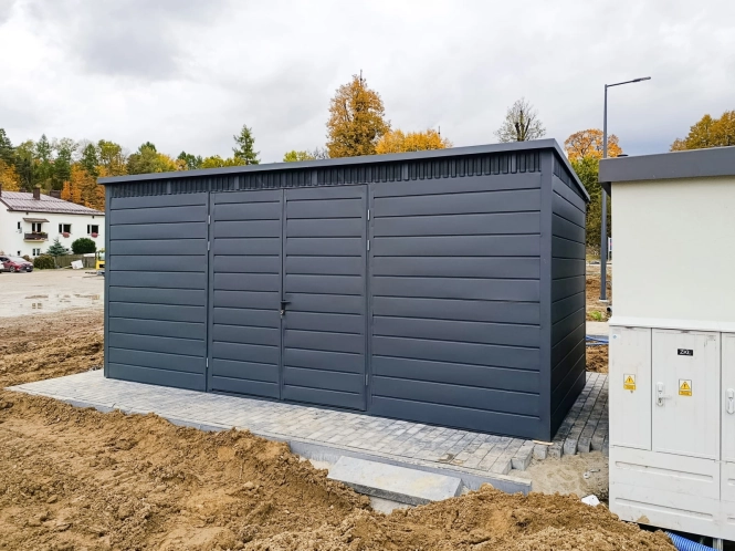 wiata-smietnikowa-5,5x2,5m-pelna-zabudowa-grafit-2.jpg