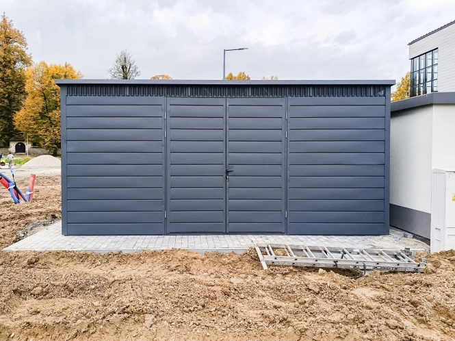 wiata-smietnikowa-5,5x2,5m-pelna-zabudowa-grafit-4.jpg