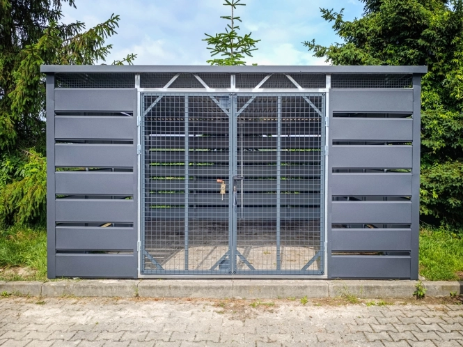 wiata-smietnikowa-4x3,5m-matowy-grafit-furtka-z-siatki-2.jpg
