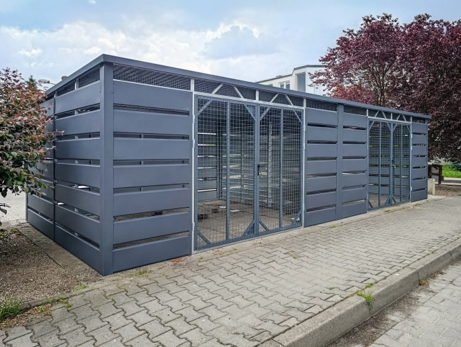 wiata-smietnikowa-8x3,5m-matowy-grafit-furtka-z-siatki-1.jpg