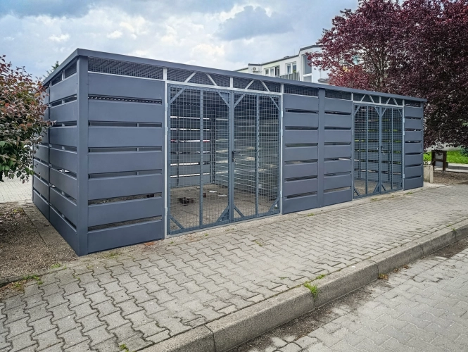 wiata-smietnikowa-8x3,5m-matowy-grafit-furtka-z-siatki-3.jpg