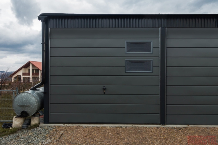 garaz-blaszany-hala-10x6-grafit-bramy-uchylne-antracyt-dwuspadowy-2.jpg