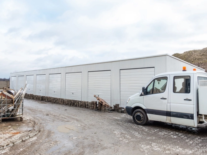 Garaż blaszany Hala 30x7m w kolorze RAL9002 - zdjęcie prawej strony