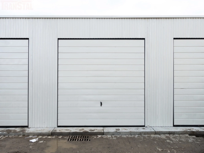 Garaż blaszany Hala 30x7m w kolorze RAL9002 - zdjęcie bram